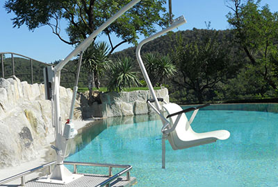 Grúa de Piscina: Diseñada para facilitar el acceso a personas mayores o con discapacidad