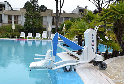 Ascensor Acuático: Un ascensor acuático eléctrico que proporciona una solución segura para entrar y salir de la piscina